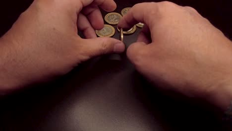 Moneda-De-10-Pesos-Girando-A-Mano-Sobre-Una-Mesa-De-Madera