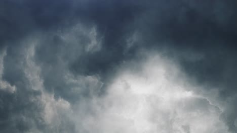 Tormenta-Trueno-Que-Ocurrió-Dentro-De-Las-Nubes-Espesas