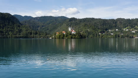 Fliegen-über-Ruhige-Gewässer-Des-Bleder-Sees-In-Richtung-Der-Insel-Bled-In-Slowenien