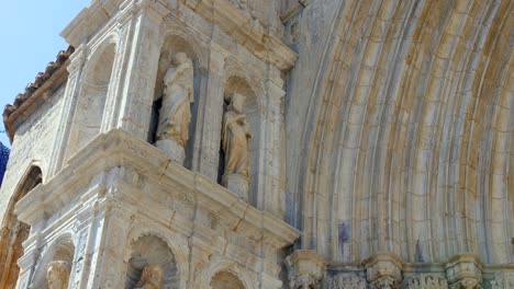 Die-Basilika-Von-Santa-Maria-La-Mayor-Hauptfassade-Mit-Geschnitzten-Statuen-Und-Gewölbter-Tür-In-Morella,-Castellon-Spanien