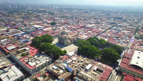 Drohne-Luftaufnahme-Des-Berühmten-Unesco-kirchengebäudes-Wahrzeichen-In-Der-Innenstadt-Von-Oaxaca-City,-Mexiko