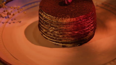 Ganzer-Süßer-Schokoladenkuchen-Im-Teller-Mit-Schwachem-Licht