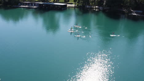 Vista-Escénica-De-Personas-Haciendo-Paddle-Surf-Durante-El-Verano-En-El-Lago-Bled-En-Eslovenia