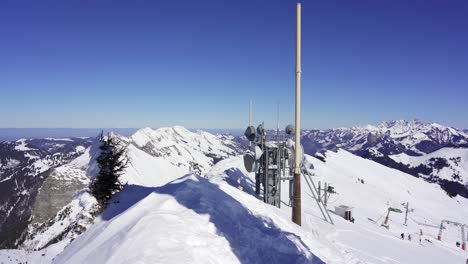 Equipos-De-Comunicación-Y-Mástiles-De-Telecomunicaciones-Y-Antena-En-La-Cumbre-De-La-Montaña-Cubierta-De-Nieve-De-Rochers-De-Naye-Cerca-De-Montreux-Suiza