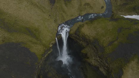 Vista-Aérea-Sobre-La-Majestuosa-Cascada-Kvernufoss-En-El-Sur-De-Islandia