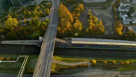 Tren-En-Movimiento-En-El-Ferrocarril-De-Gdynia-Sobre-El-Puente-De-La-Autopista-Al-Amanecer