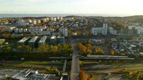 Panoramablick-Auf-Die-Fahrzeuge,-Die-Im-Morgengrauen-In-Polen-Auf-Der-Stadtstraße-Von-Gdynia-Fahren