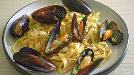 Pasta-De-Espaguetis-Linguini-Con-Salsa-De-Vino-Blanco-Vongole---Pasta-Italiana-Con-Marisco-Y-Almejas-Y-Mejillones