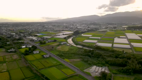 Luftaufnahme-über-Bauernhöfen-Und-Feldern-In-Der-Nähe-Von-Tsuno,-Kyushu,-Japan