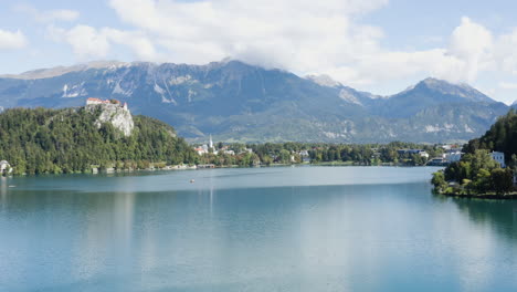 Malerischer-Blick-Auf-Einen-Kurort-Mit-Den-Julischen-Alpen-Im-Hintergrund-Am-Bleder-See-In-Slowenien