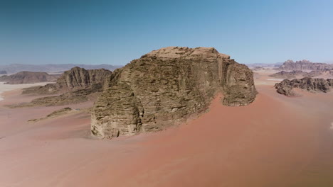 Montaña-Escarpada-En-El-Desierto-De-Wadi-Rum-En-El-Sur-De-Jordania