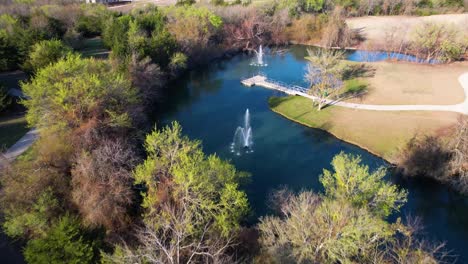 Teich-Im-Natürlichen-Frühlingspark-In-Anna-Texas-Mit-2-Brunnen