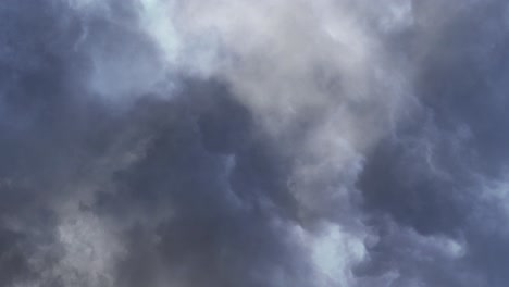 Tormenta,-Nubes-De-Tormenta-En-Bucle,-Rayos-Y-Relámpagos