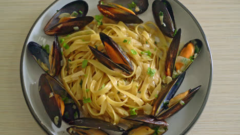 Linguine-Spaghetti-Pasta-Vongole-Weißweinsauce---Italienische-Meeresfrüchtenudeln-Mit-Venus--Und-Miesmuscheln-0
