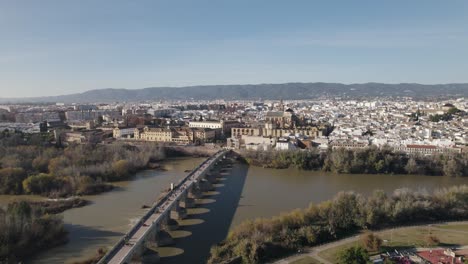 Drohnenflug-über-Römische-Brücke-In-Richtung-Moschee-Kathedrale-Von-Córdoba