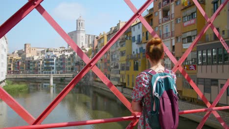 Mujer-Mirando-El-Río-Onyar-En-Medio-Del-Puente-Eiffel-En-Girona,-España