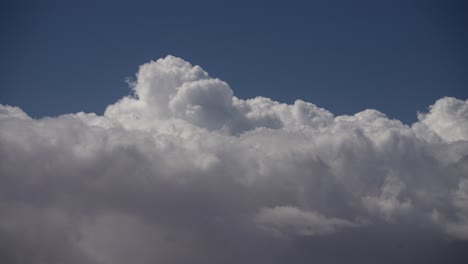 Cloudscape-Dinámico-Con-Enormes-Cúmulos-Hirviendo-Y-Rodando-Por-El-Cielo---Lapso-De-Tiempo