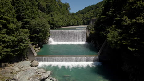 Antena-Sobre-Cascadas-Artificiales-Y-Agua-Azul-verde-En-La-Prefectura-De-Kochi-En-La-Isla-De-Shikoku,-Japón