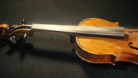 Slow-pan-across-the-honey-body-of-a-classic-violin