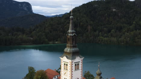 Lago-Bled-En-Primavera,-Alpes-Julianos,-Eslovenia---órbita-Aérea