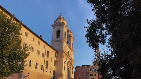 POV-Schuss-Von-Santissima-Trinità-Dei-Monti-Kirche-Beleuchtung-Durch-Sonne-In-Rom,-Italien