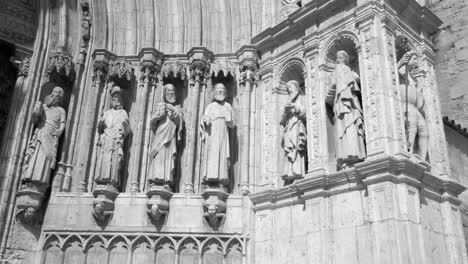 Carved-Sculptures-Of-The-Apostles-On-The-Facade-Of-The-Archpriest-Church-of-Santa-Maria-la-Major-In-Morella,-Spain