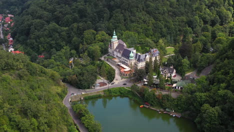 Filmische-Rotierende-Luftaufnahmen-Des-Schlosses-In-Lilafured,-Ungarn