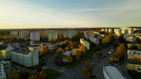Distrito-De-Witomino,-Gdynia---Paisaje-Aéreo-Otoñal-Sobre-Bloque-De-Apartamentos-Residenciales-Al-Amanecer