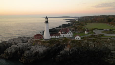 Wunderschöne-Luftaufnahme-Des-Portland-Scheinwerfers-Während-Eines-Wunderschönen-Sonnenaufgangs-In-Maine