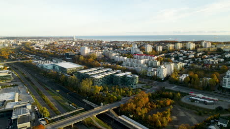 Centro-De-Negocios-Ppnt-Entre-La-Vía-Férrea-Y-La-Autopista-En-La-Ciudad-De-Gdynia,-Polonia