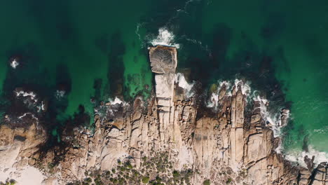 Topdown-Der-Felsigen-Küste-Mit-Türkisfarbenem-Wasser-Am-Llandudno-Beach-In-Kapstadt,-Südafrika