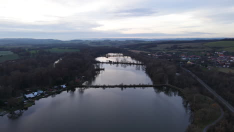 Luftaufnahme-Mehrerer-Seen-Dahinter-Und-Natur-Und-Dörfer-Im-Hintergrund