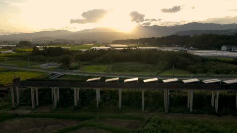 Sonnenkollektoren-Auf-Einer-Verlassenen-Einschienenbahn-In-Japan-Bei-Sonnenuntergang