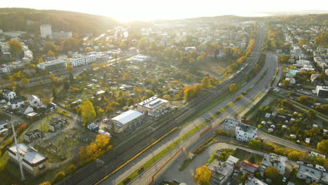 Luftaufnahme-Von-Hellen-Sonnenstrahlen,-Die-Während-Eines-Sonnigen-Herbsttages-über-Der-Farbenfrohen-Stadt-Gdynia-In-Polen-Leuchten