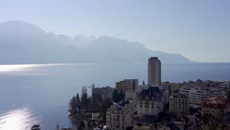 Vista-Del-Horizonte-De-Montreux,-Una-Ciudad-Turística-A-Orillas-Del-Lago-De-Ginebra-En-Suiza