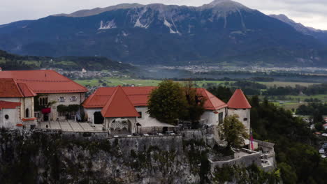 Burg-Von-Bled-Mit-Blick-Auf-Den-Bleder-See-Und-Die-Landschaft-Mit-Panoramablick-Auf-Die-Majestätischen-Berge-In-Slowenien