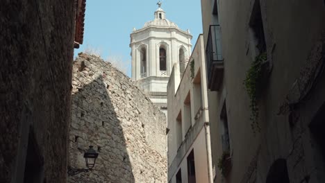 Glockenturm-Aus-Dem-18.-Jahrhundert-Der-Kathedrale-Von-Girona,-Gesehen-Von-Der-Schmalen-Gasse-Im-Historischen-Zentrum-Von-Girona-In-Spanien