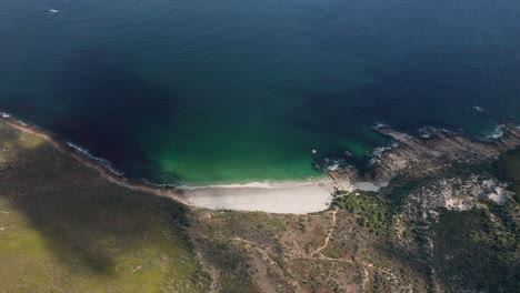 Vista-Panorámica-Aérea-De-La-Playa-Nudista-De-Sandy-Bay-En-Llandudno,-Ciudad-Del-Cabo,-Sudáfrica