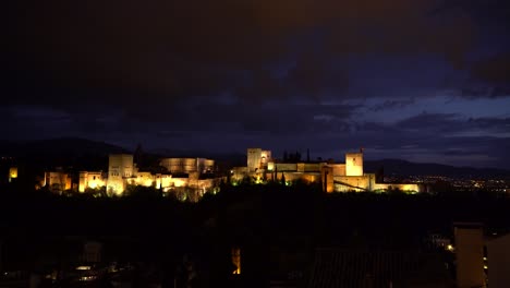 Famoso-Palacio-De-La-Alhambra-Iluminado-Por-La-Noche,-Amplia-Toma-Estática