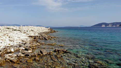 Klares-Azurblaues-Wasser-An-Der-Küste-Von-Emplisi-Beach-In-Kefalonia-Griechenland---Luftaufnahme