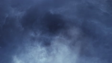 Gewitterzeitraffer-In-Den-Wolken-Mit-Blitzen