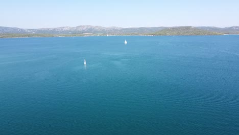 Segelboote,-Die-Entlang-Der-Küste-Von-Biograd-Na-Moru-Und-Tkon,-Dalmatien,-Kroatien-Schwimmen---Luftdrohnenansicht