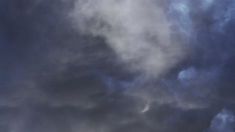 Gewitter,-Bedeckt-Dunkle-Wolken-Cumulonimbus