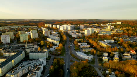 Panorama-Des-Stadtbildes-Von-Gdynia,-Umgeben-Von-Bunten-Bäumen-Bei-Sonnenaufgang-In-Polen