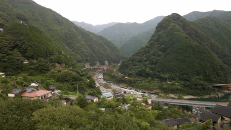 Toma-Aérea-Sobre-La-Ciudad-Rural-De-Montaña-Japonesa-En-La-Prefectura-De-Kochi-En-La-Isla-De-Shikoku