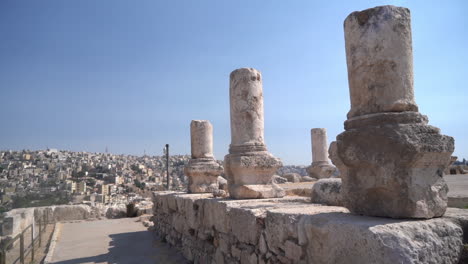 Ruinas-Antiguas-De-La-Ciudadela-De-Amman,-Jordania-Con-Paisaje-Urbano-En-El-Horizonte,-Pilares,-Murallas-De-La-Ciudad-Romana-Y-Bizantina,-Fotograma-Completo