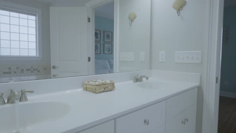 Baño-En-Suite-De-Diseño-Moderno-Impecablemente-Limpio-Toma-Deslizante