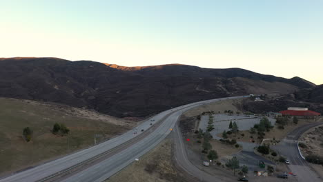 Cars-travel-on-Tejon-Pass-in-Southern-California,-drone-view