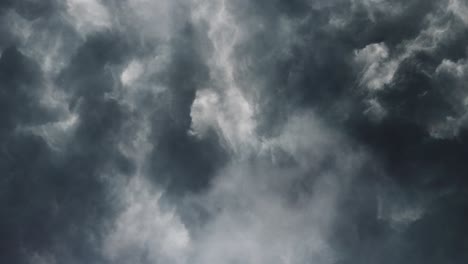 Gewitter,-Dunkle-Wolken-Ziehen-Kurz-Vor-Schwerem-Sturm-Auf
