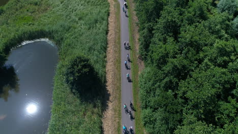 Gente-En-Bicicleta-Dentro-Del-Parque-De-Goudse-Hout-En-Gouda,-Países-Bajos